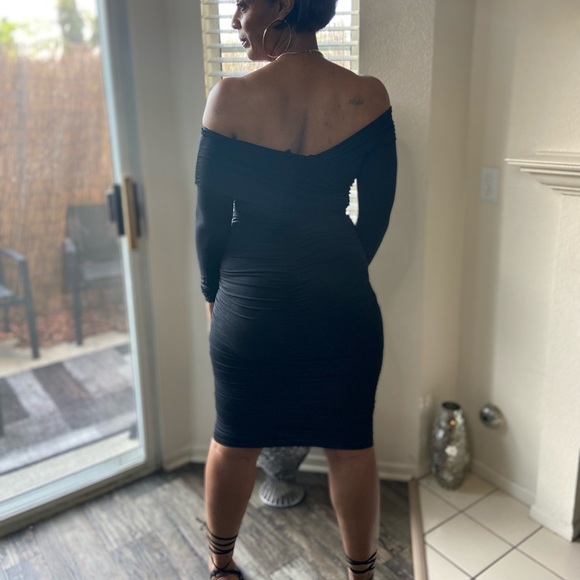 Long Sleeved off the shoulder dress 🖤🖤🖤 - Picture 4 of 4